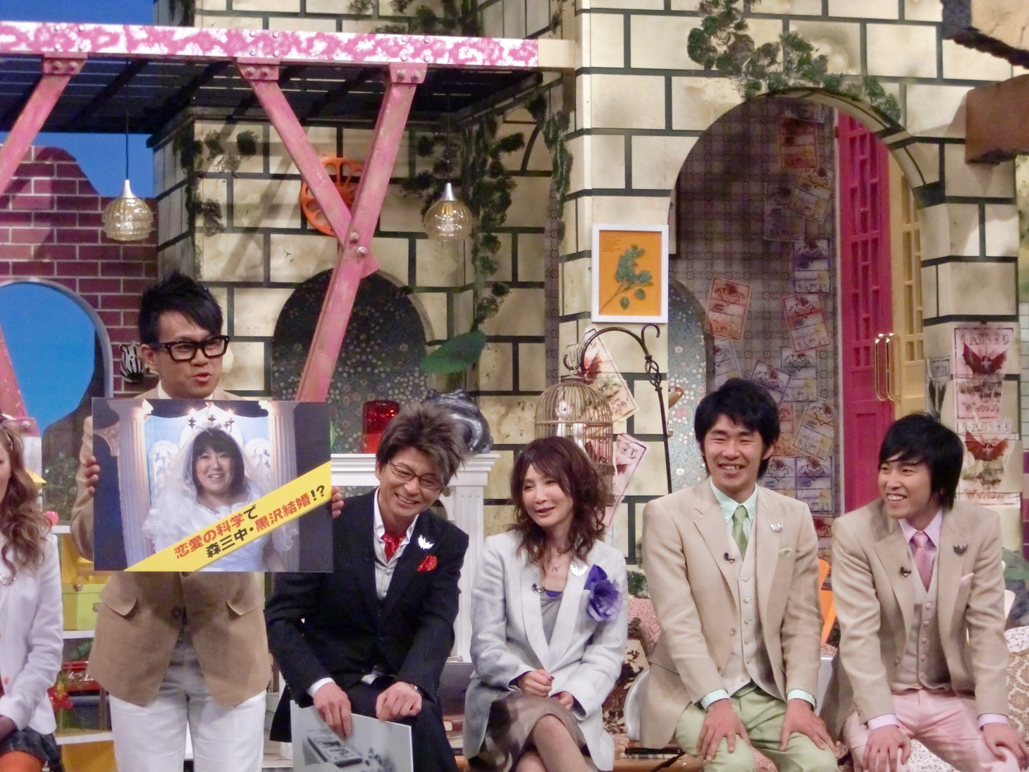 初回スペシャルで放送する森三中黒沢の企画を紹介する宮川。スラスラと説明文を読み上げた。