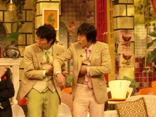 「今調べたいこと」を聞かれたしずる。村上は「腹部の突起を触ると腕がしびれる」、池田は「肘の上あたりに小石が埋まっている」と人体の不思議を告白。