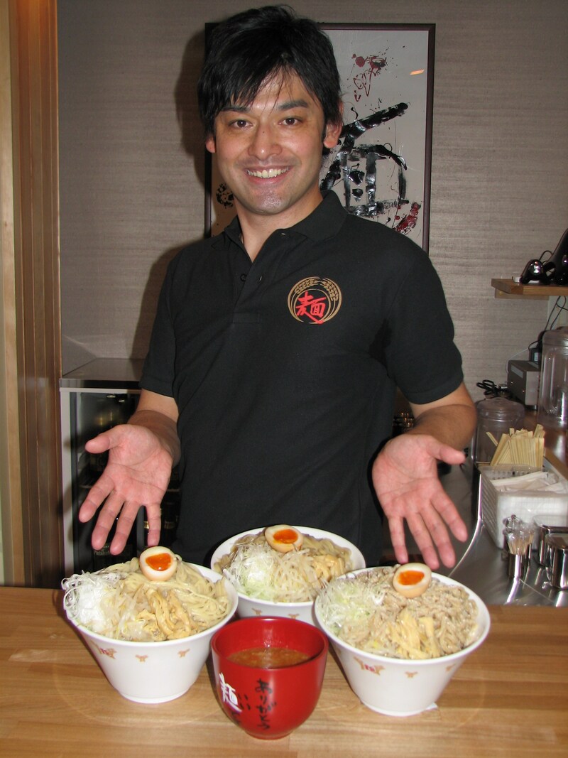 「相撲取りではなく、相撲部屋を開いた感じ」と語るてつじ。愛するつけ麺の店を持つことができ感無量の様子。(c)吉本興業