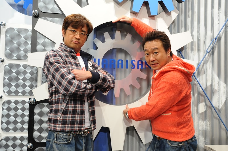 番組セットを前に。(c)NTV