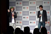 来場者に特製ステッカーを配布。「iPhoneにも貼れる」と説明するやついに対して、会場からは「ああ～」という微妙な声が。「いや、iPhoneに貼ってくださいって言ってるわけじゃないから！ 貼れるサイズだって言っただけなのに！」とやつい。