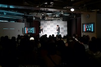 会場には約100人のファンが詰めかけた。