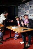 サインと握手に応じるエレキコミック。