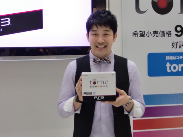 torneイベントのゲストとして登場したあべこうじ。「おうちに帰ったらtorneが待っとるね。みんな持っとるね時代に突入だ！」というコメントでイベントを締めくくった。