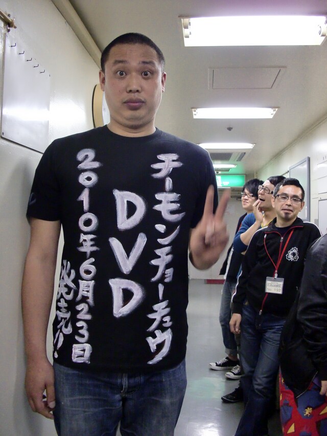 ライブ終了後ロビーでDVDの宣伝をして回ったニューロマンスのおにぎり。「何を言っているかわからない」と先輩、後輩、スタッフから楽屋でいじられまくっていた。