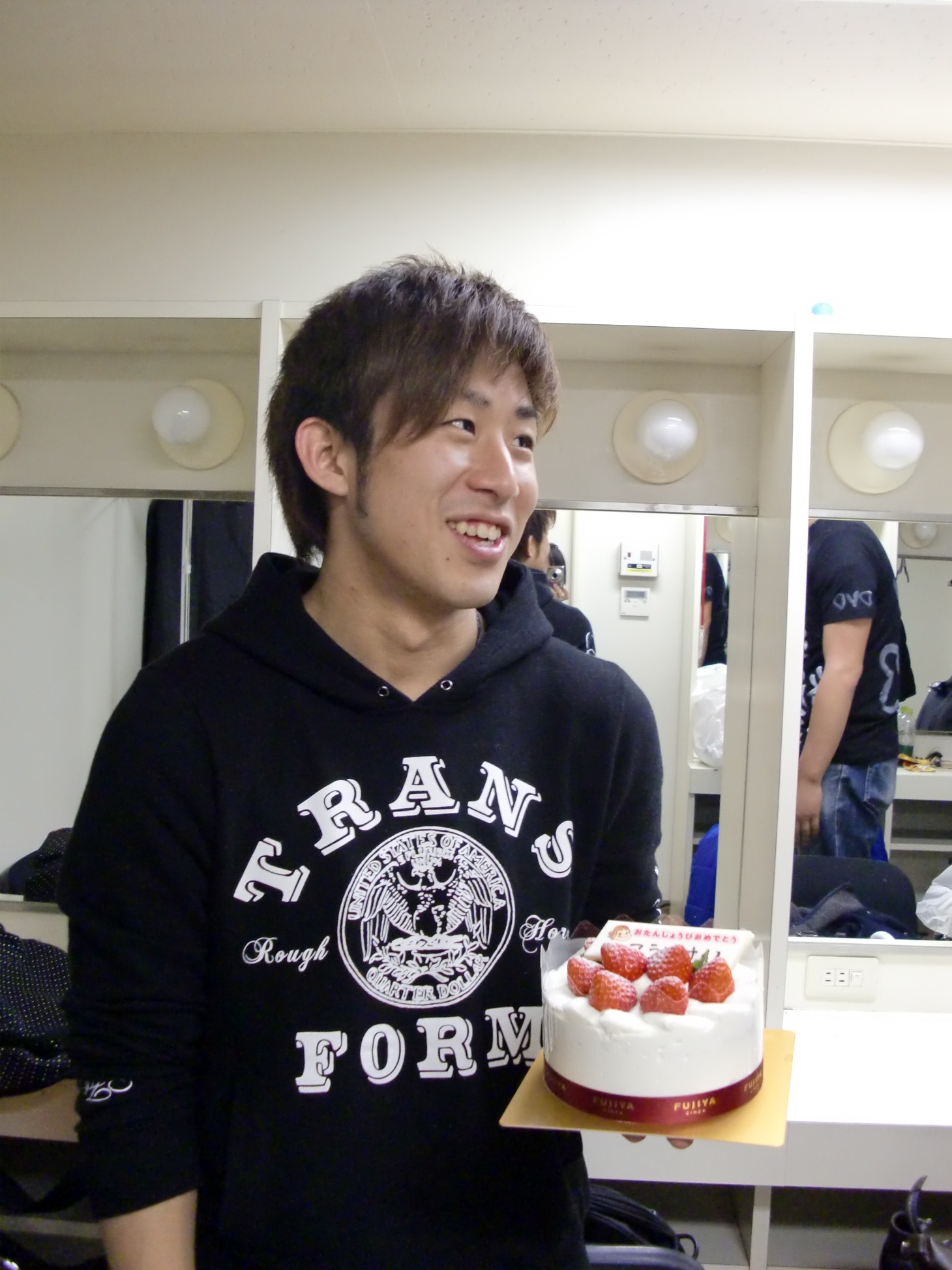 DVDの発売日が誕生日の菊地。おにぎりから荒々しくサプライズプレゼントのケーキを渡され困惑。