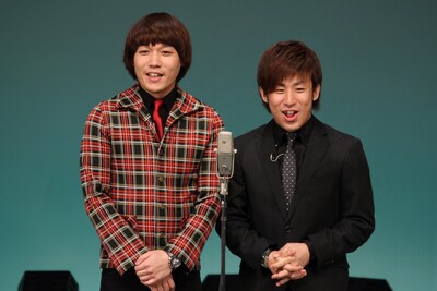 初のDVD収録ライブを行ったチーモンチョーチュウ。ライブ後には「会場の祝福ムードを感じた」という2人、「観客の反応がうれしかった」と顔をほころばせた。(c)フォトプロ