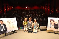 イベントに訪れた200人のファンとともに記念撮影。