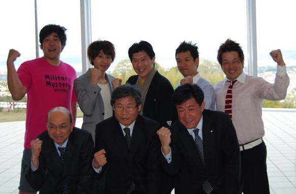 会見には、吉本興業株式会社お笑い総合研究所　田中宏幸所長、株式会社ファーマフーズ常務取締役　尹崇燮総合研究所所長、江崎グリコ株式会社事業統括本部　事業開発部　古薮啓介部長の3名と、落語家桂三風、プラスマイナス、ハムが出席。