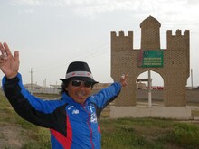 先日新宿にオープンしたアースマラソン居酒屋には寛平の写真やグッズなどが多数展示。日本で応援するファンは足を運んでみよう。(c)間寛平アースマラソン製作委員会