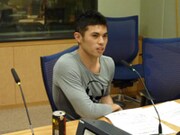 「レコメン！」放送中の小島。