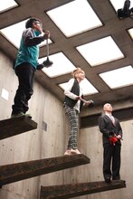 クイズの答えを考えている間に足場の棒が短くなる「棒の間」に挑んだ宮川大輔、押切もえ、菊地弁護士。足場を失うと約3メートルの高さから落下する。支給されたラバーカップを壁に押し付けて体の支えにすることも可能だ。(c)NTV