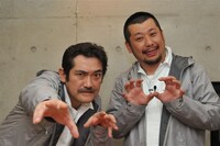 パーソナリティを務めるケンドーコバヤシと後藤ひろひと。番組内ではケンコバが社長、後藤が会長、小泉エリが秘書となっている。（小泉エリの出演は5月3日から）(c)関西テレビ