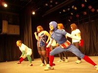 卒業公演の一場面。2009年のニュースをテーマにした集団コント。写真のテーマは、バンクーバーオリンピックにて、髙木美帆選手が中学生で初の日本代表に選ばれ話題となった「スピードスケート」。