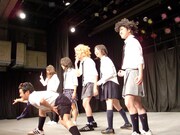 2009年のニュースをテーマにした集団コント。写真のテーマは、「AKB48」。