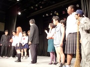 「卒業」をテーマにした集団コント。卒業式前日に告白しようとする男子生徒、勘違いする女子たち、おっちょこちょいな女教師、熱血男性教師、転校生、新聞部らが巻き起こす青春学園コメディ。