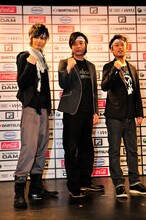 「VMAJ応援団」の"証"として特製ハチマキを装着したライセンス井本（右）、藤原（中央）とJOY（左）。