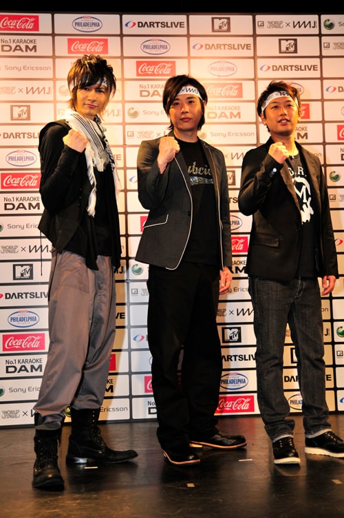 「VMAJ応援団」の"証"として特製ハチマキを装着したライセンス井本（右）、藤原（中央）とJOY（左）。