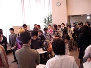 受付のスタッフは卒業したばかりの15期生たち。今後1年間NSCの授業などで講師の手伝いや兄さんとして16期生への指導を行っていく。