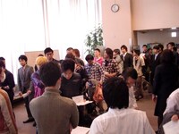 受付のスタッフは卒業したばかりの15期生たち。今後1年間NSCの授業などで講師の手伝いや兄さんとして16期生への指導を行っていく。