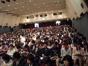 700名を越す入学者のため吉本興業の常設劇場ではなく、一ツ橋ホールで行われた入学式。服装に指定はないがスーツ姿も多く見られた。