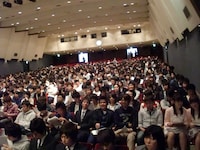 700名を越す入学者のため吉本興業の常設劇場ではなく、一ツ橋ホールで行われた入学式。服装に指定はないがスーツ姿も多く見られた。