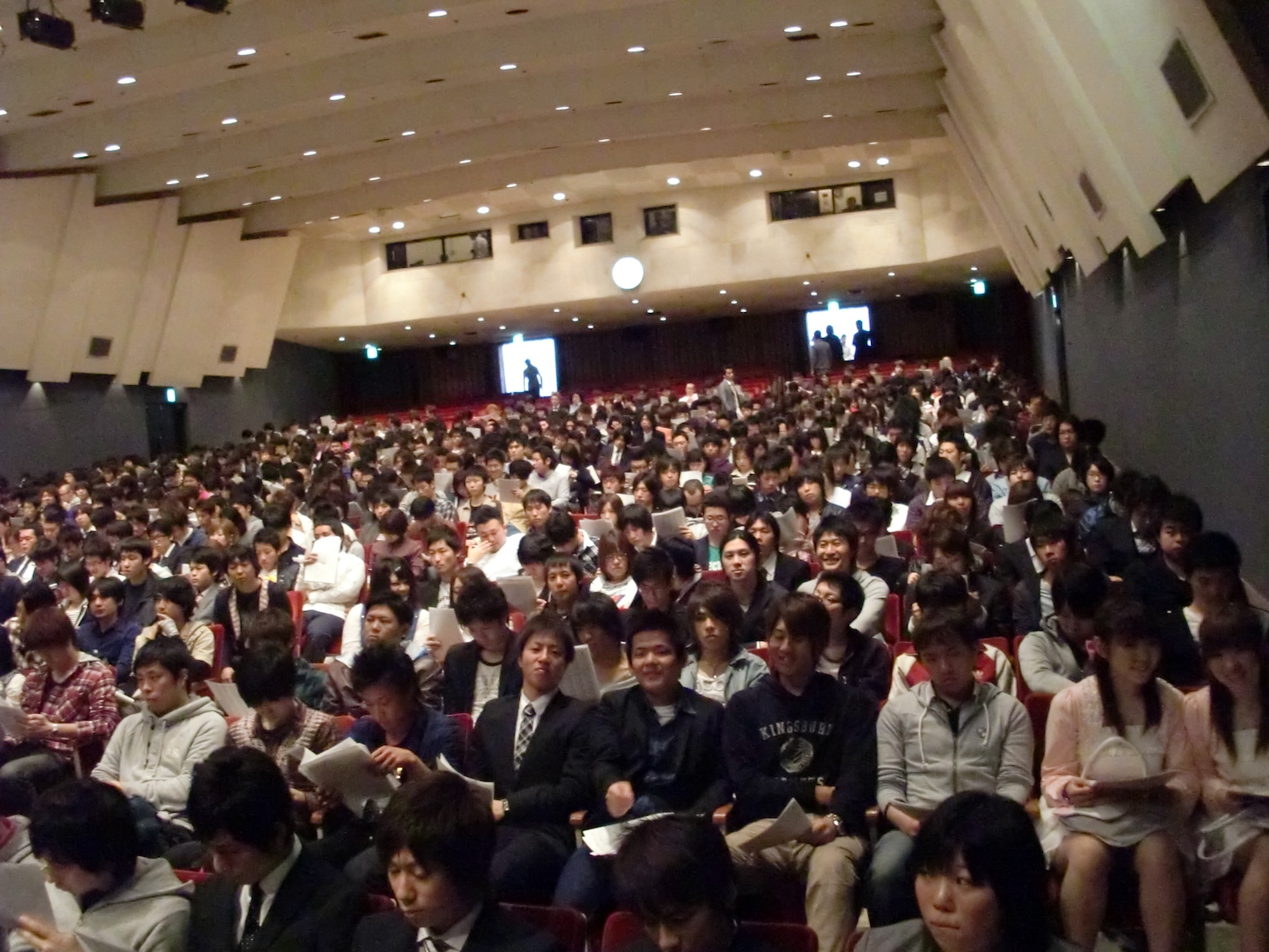 700名を越す入学者のため吉本興業の常設劇場ではなく、一ツ橋ホールで行われた入学式。服装に指定はないがスーツ姿も多く見られた。