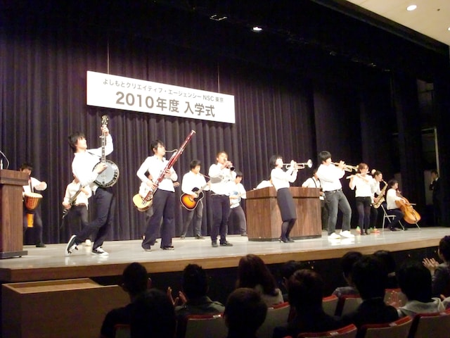 入学式のオープニングを飾った楽器隊。主に楽器のできる芸人たちで構成されており、神保町花月などで活動している。16期生たちも緊張が少しほぐれた様子で曲に合わせて手拍子をしていた。