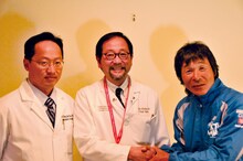 米サンフランシスコで会見を実施した間寛平（右端）。(c)間寛平アースマラソン製作委員会