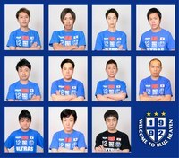 よしもとジャパンのイレブンたち。左上からライセンス井本、キングコング梶原、はんにゃの金田哲と川島章良、次長課長河本、タカアンドトシのタカ、笑い飯哲夫、タカアンドトシのトシ、千鳥ノブ、ペナルティのヒデとワッキー。