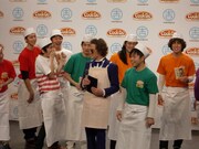 説明の合間に「食材の国“土”から来ました」「みなさんこの熱をフライパンに叩き込んで欲しいです」と全くウケないコメントを挟み込むチャドに、小杉から「言わなアカンこと早く言え！」とツッコミが飛んだ。