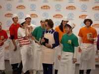 説明の合間に「食材の国“土”から来ました」「みなさんこの熱をフライパンに叩き込んで欲しいです」と全くウケないコメントを挟み込むチャドに、小杉から「言わなアカンこと早く言え！」とツッコミが飛んだ。