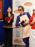 MCを務めた中野久美子と、説明を終えキャラに入るチャド。