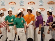 ブラマヨとノンスタの論争はヒートアップ。石田が「昔番組でブラマヨさんがボンネットみたいなかきあげ揚げてた」とからかうと、吉田は「確かにかきあげる髪はない」とコメント。さらに井上が「気が抜けてる」と指摘すると、またも吉田が「確かに毛も抜けてる」とコメントし、小杉の怒りをかった。