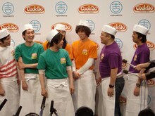 会見では、ブラマヨとノンスタの論争勃発。石田が「昔、番組でブラマヨさんがボンネットみたいなかきあげ揚げてた」とからかうと、吉田は「確かにかきあげる髪はない」とコメント。さらに井上が「気が抜けてる」と指摘すると、またも吉田が「確かに毛も抜けてる」とコメントし、小杉の怒りをかった。