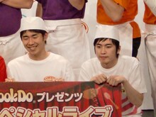 「あらびき肉入り麻婆豆腐」を担当するしずる。「Tシャツに残念感が否めない」、「はんにゃの方がひいきされている」と意気込みを削がれた様子だった。