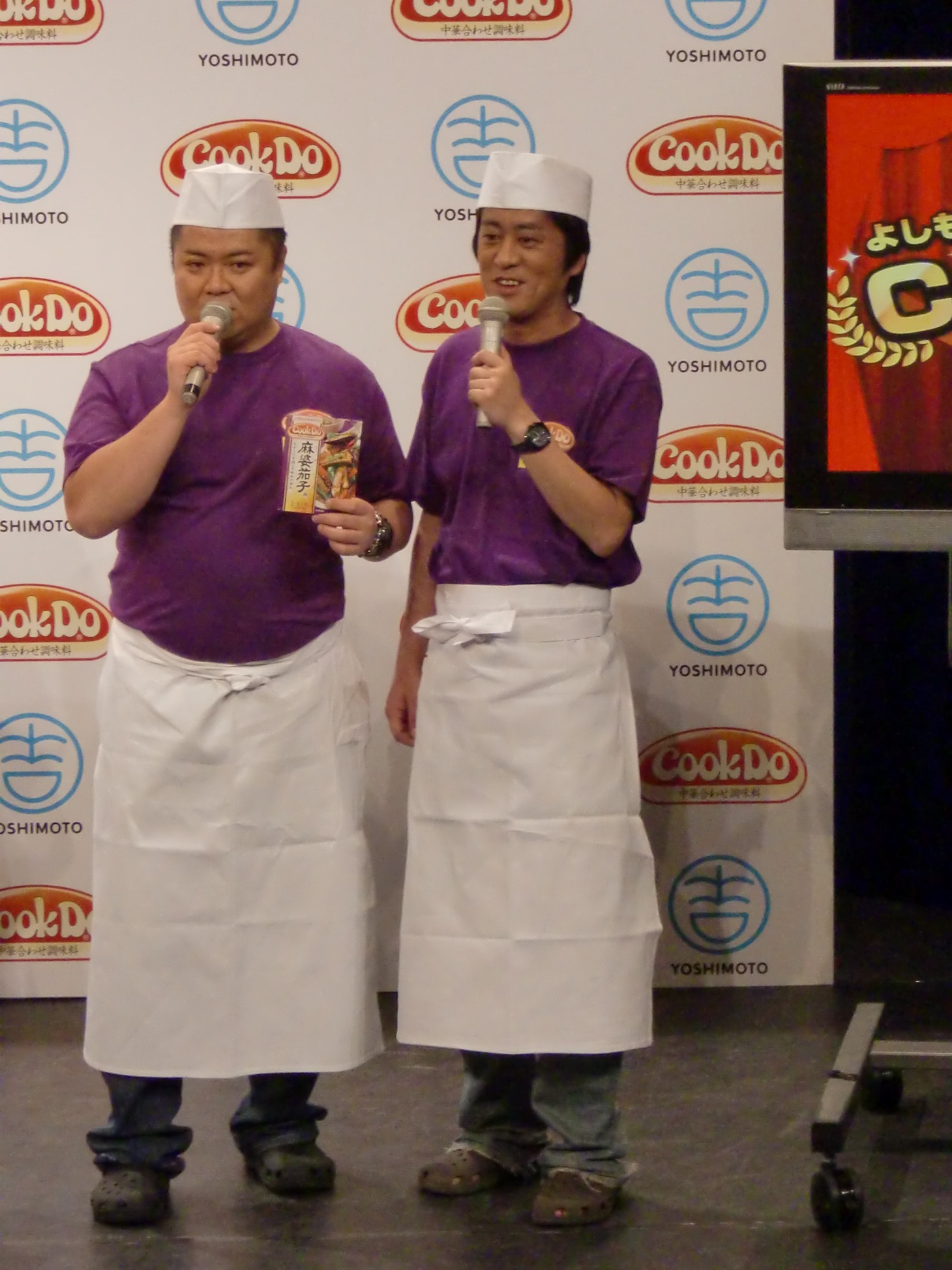 「麻婆茄子」を担当するブラックマヨネーズ。衣装があると思って来てしまったため、2人ともお揃いのクロックスの靴で登場。