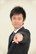 茂木健一郎、菊川怜と共に「第30回 全国高等学校クイズ選手権」のメイン・パーソナリティを務めるロザン宇治原。(c)NTV