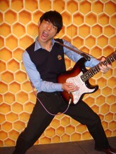 自作の歌「無敵」を熱唱するイシバシハザマ硲。(c)吉本興業