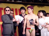 DVD「大爆笑!! サンミュージックGETライブ」のイラストを手がけたテル。デ・ニーロの格好をしているが、キャラは迷っているとか。DVDにはどーよらのネタが収録されているほか、三拍子高倉の結婚から離婚までの流れもわかるようになっている。