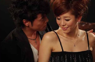 ジェムケリー新CMの一場面。今回CMキャラクターに起用された陣内智則と女優の大桑マイミ。