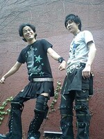 ちゅうえいイメージモデル「★ねこＴ」（左）、瀧上伸一郎イメージモデル「バラドクロT」（右）は各4200円（税込）。