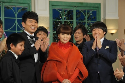 雨上がり決死隊、次長課長、まえだまえだら芸人たちに囲まれる黒柳徹子。(c)テレビ朝日