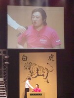 ロバート秋山は初戦、よしもと男前ランキング1位の先輩・ライセンス藤原を前に、「鶯谷か西日暮里だったら僕が1位」と豪語し見事勝利。