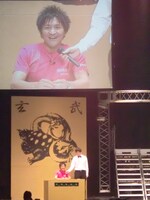 D関のヤングマスターチャンピオン・スリムクラブ真栄田。若林に敗れるも、その見事な語彙力は解説にも活かされ、舞台を降りてからもD関の盛り上げに一役買っていた。