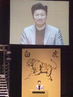 シングルマッチでバッファロー吾郎竹若と戦った世界のナベアツ。竹若家を訪問した際、竹若の愛猫に威嚇をされたうえ、猫アレルギーのため喘息の発作を起こしたとのこと。