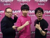 ライブ終了直後のバッファロー吾郎とチャンピオンのオードリー若林。2年前、D関に出たくて木村にメールをしたこともあるだけに、優勝の喜びもひとしお。バッファロー吾郎の2人も若林の見事な戦いぶりを手放しで讃えた。