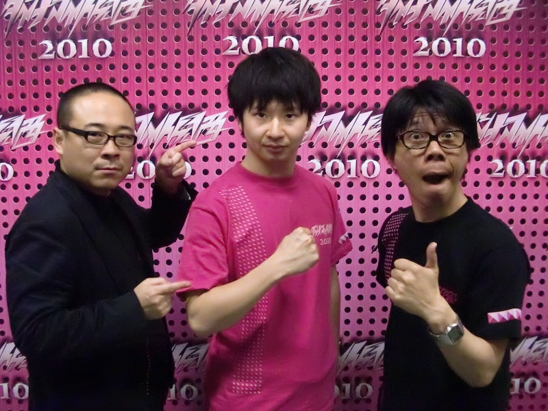 ライブ終了直後のバッファロー吾郎とチャンピオンのオードリー若林。2年前、D関に出たくて木村にメールをしたこともあるだけに、優勝の喜びもひとしお。バッファロー吾郎の2人も若林の見事な戦いぶりを手放しで讃えた。