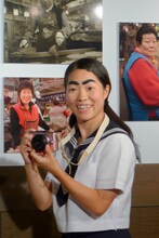 コンパクト一眼デジカメを構えるイモトアヤコ。