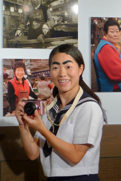 コンパクト一眼デジカメを構えるイモトアヤコ。